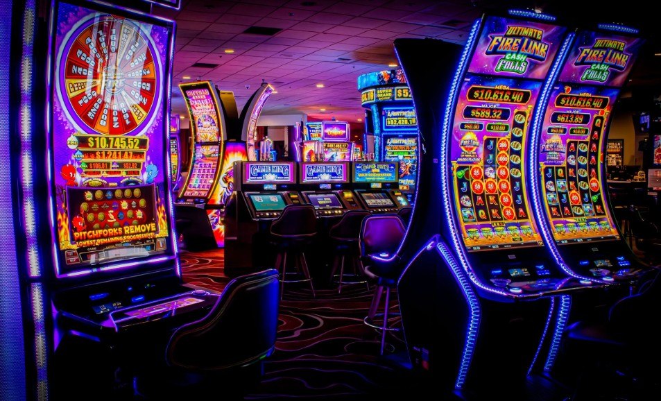 Spielautomaten in einer Casino Halle